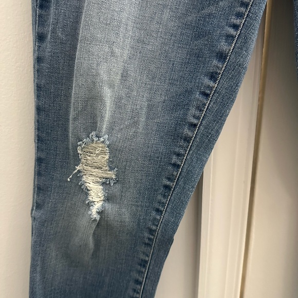 Jessica Simpson jeans in a stunning blue color with frayed ends, skinny fit - Picture 11 of 13